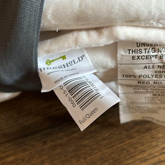 NWT  Full /QueenChannel Stitch Velvet Quilt Cream
- Threshold - Picture 8 of 9